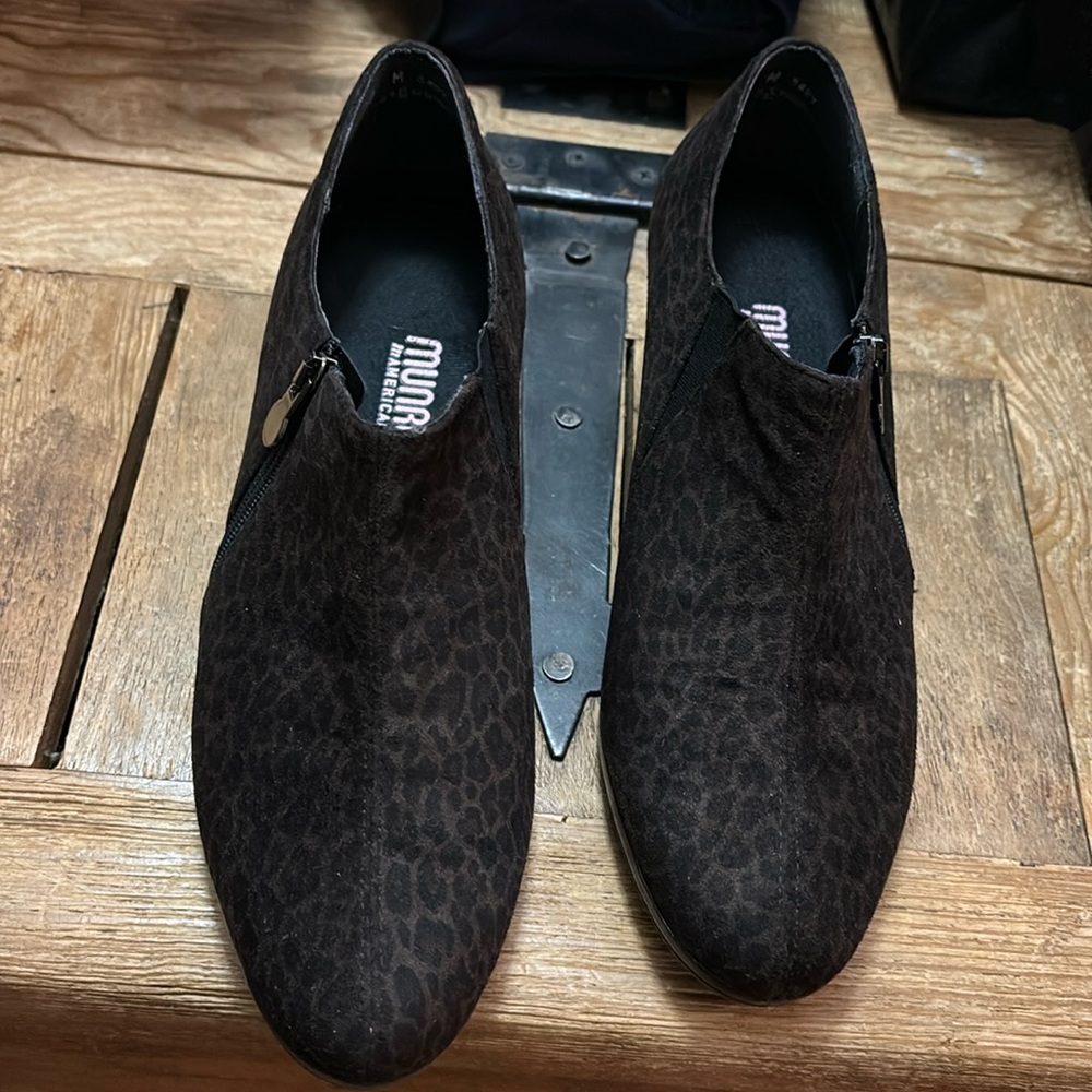 Munro American zippered leopard print booties